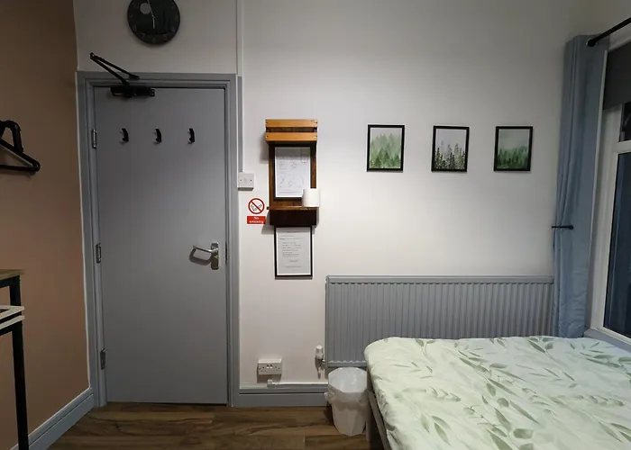 R3 - Cozy Small Double - City & Beach Access, Wifi, Free Parking - Self Catering