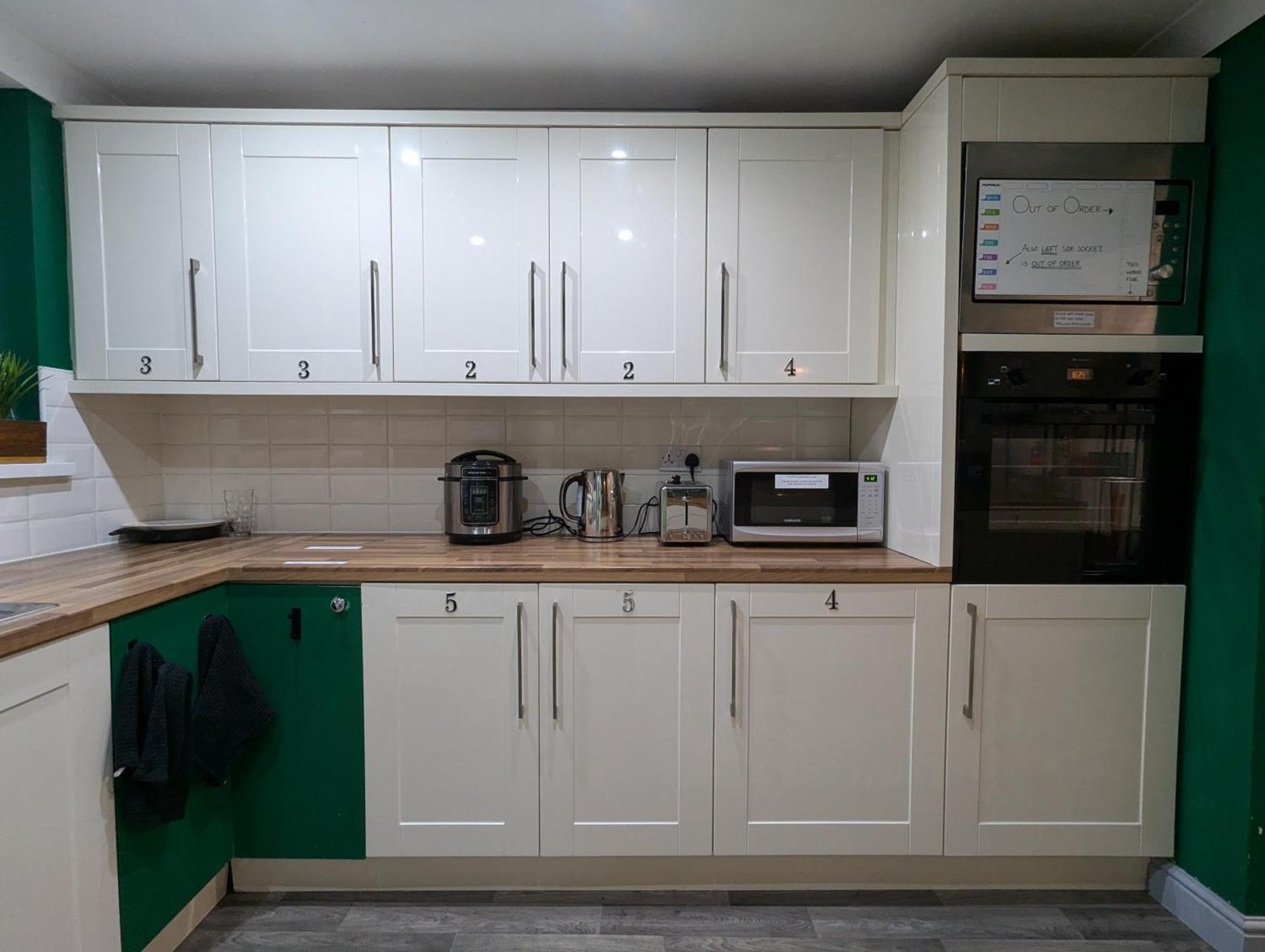 R3 - Cozy Small Double - & Access, Wifi, Free Parking - Self Catering Séjour chez l'habitant *