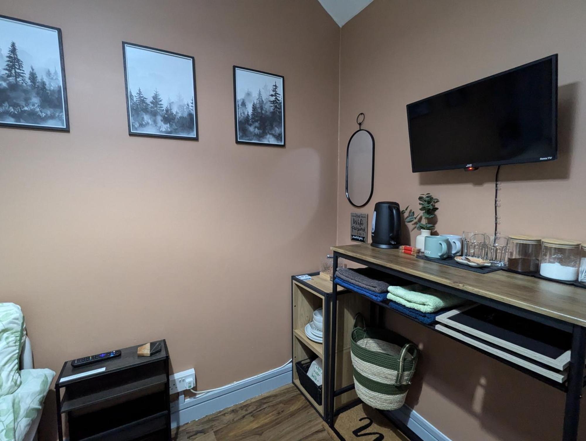 R3 - Cozy Small Double - & Access, Wifi, Free Parking - Self Catering Séjour chez l'habitant Swansea