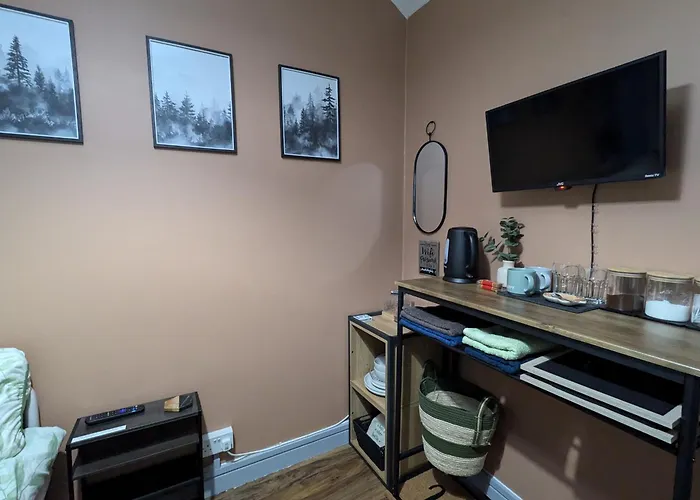 R3 - Cozy Small Double - City & Beach Access, Wifi, Free Parking - Self Catering