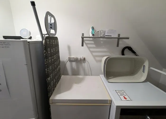 R3 - Cozy Small Double - City & Beach Access, Wifi, Free Parking - Self Catering